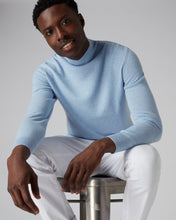 Load image into Gallery viewer, N.Peal Men&#39;s Turtle Neck Cashmere Jumper Cornflower Blue
