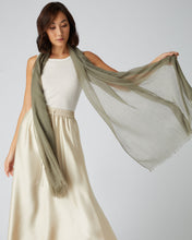 Load image into Gallery viewer, N.Peal Women&#39;s Ultrafine Pashmina Cashmere Shawl Khaki Green
