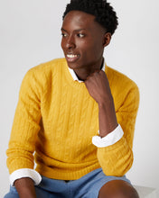 Load image into Gallery viewer, N.Peal Men&#39;s The Thames Cable Cashmere Jumper Canary Yellow
