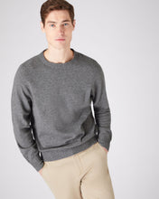 Load image into Gallery viewer, N.Peal Men&#39;s Raglan Round Neck Cashmere Jumper Elephant Grey
