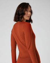Load image into Gallery viewer, N.Peal Women&#39;s Superfine V Neck Cashmere Jumper Tawny Orange
