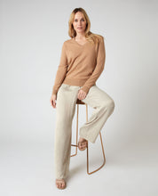 Load image into Gallery viewer, N.Peal Women&#39;s V Neck Cashmere Jumper Sahara Brown
