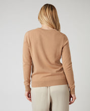 Load image into Gallery viewer, N.Peal Women&#39;s V Neck Cashmere Jumper Sahara Brown
