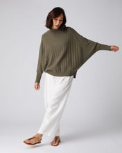 Load image into Gallery viewer, N.Peal Women&#39;s Textured Batwing Cashmere Jumper Khaki Green
