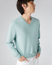 Load image into Gallery viewer, N.Peal Men&#39;s Burlington V Neck Cashmere Jumper Oasis Green
