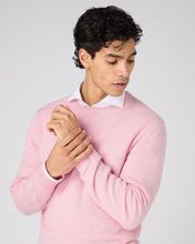 Load image into Gallery viewer, N.Peal Men&#39;s Oxford Round Neck Cashmere Jumper Flamingo Pink
