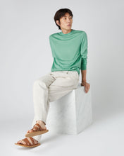 Load image into Gallery viewer, N.Peal Men's Covent Fine Gauge Cashmere Round Neck Jumper Seafoam Green
