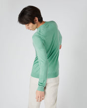Load image into Gallery viewer, N.Peal Men's Covent Fine Gauge Cashmere Round Neck Jumper Seafoam Green
