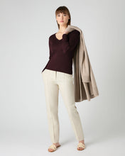 Load image into Gallery viewer, N.Peal Women&#39;s Imogen Superfine Cashmere V Neck Jumper Clove Brown

