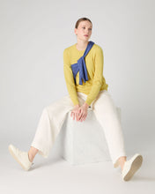 Load image into Gallery viewer, N.Peal Women&#39;s Evie Classic Round Neck Cashmere Jumper Citrine Yellow
