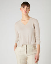 Load image into Gallery viewer, N.Peal Women&#39;s Superfine Cashmere V Neck Jumper Sandstone Brown
