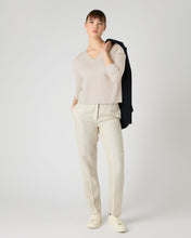 Load image into Gallery viewer, N.Peal Women&#39;s Superfine Cashmere V Neck Jumper Sandstone Brown
