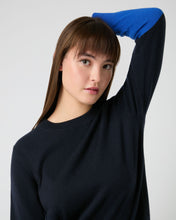 Load image into Gallery viewer, N.Peal Women&#39;s Relaxed Round Neck Cashmere Jumper Navy Blue
