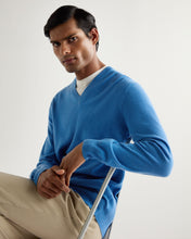 Load image into Gallery viewer, N.Peal Men's Burlington V Neck Cashmere Jumper Provence Blue
