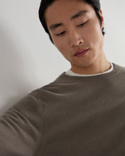 Load image into Gallery viewer, N.Peal Men's Oxford Round Neck Cashmere Jumper Vintage Khaki Green
