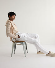 Load image into Gallery viewer, N.Peal Men's Covent Fine Gauge Cashmere Round Neck Jumper Sandstone Brown
