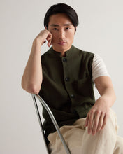 Load image into Gallery viewer, N.Peal Men's Penzance Cotton Cashmere Gilet Arabica Khaki Green
