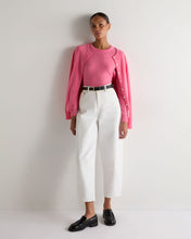 Load image into Gallery viewer, N.Peal Women's Evie Classic Round Neck Cashmere Jumper Camellia Pink
