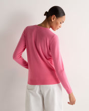 Load image into Gallery viewer, N.Peal Women's Evie Classic Round Neck Cashmere Jumper Camellia Pink
