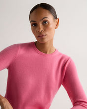 Load image into Gallery viewer, N.Peal Women's Evie Classic Round Neck Cashmere Jumper Camellia Pink
