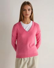 Load image into Gallery viewer, N.Peal Women's Phoebe V Neck Cashmere Jumper Camellia Pink

