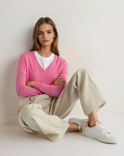 Load image into Gallery viewer, N.Peal Women's Phoebe V Neck Cashmere Jumper Camellia Pink
