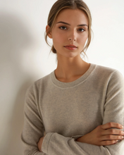 Load image into Gallery viewer, N.Peal Women's Hallie Round Neck Cashmere Jumper Pebble Grey
