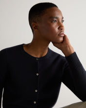Load image into Gallery viewer, N.Peal Women's Chunky Crop Cashmere Cardigan Navy Blue
