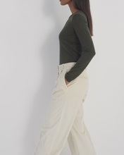 Load and play video in Gallery viewer, N.Peal Women's Eden Superfine Cashmere Round Neck Top Arabica Khaki Green

