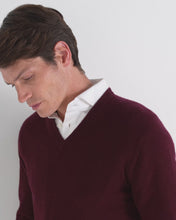 Load and play video in Gallery viewer, N.Peal Men's Burlington V Neck Cashmere Jumper Bordeaux Red
