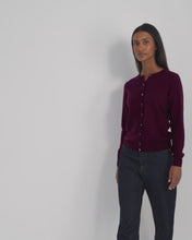 Load and play video in Gallery viewer, N.Peal Women's Olivia Round Neck Cashmere Cardigan Bordeaux Red
