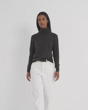 Load and play video in Gallery viewer, N.Peal Women's Luna Roll Neck Cashmere Jumper Arabica Khaki Green
