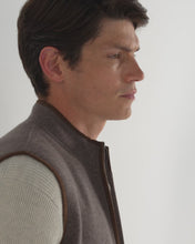 Load and play video in Gallery viewer, N.Peal Men's Shaftesbury Suede Trim Cashmere Gilet Otter Brown
