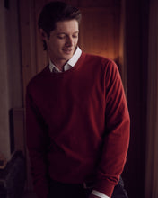 Load image into Gallery viewer, N.Peal Men&#39;s The Oxford Round Neck Cashmere Jumper Dark Orange

