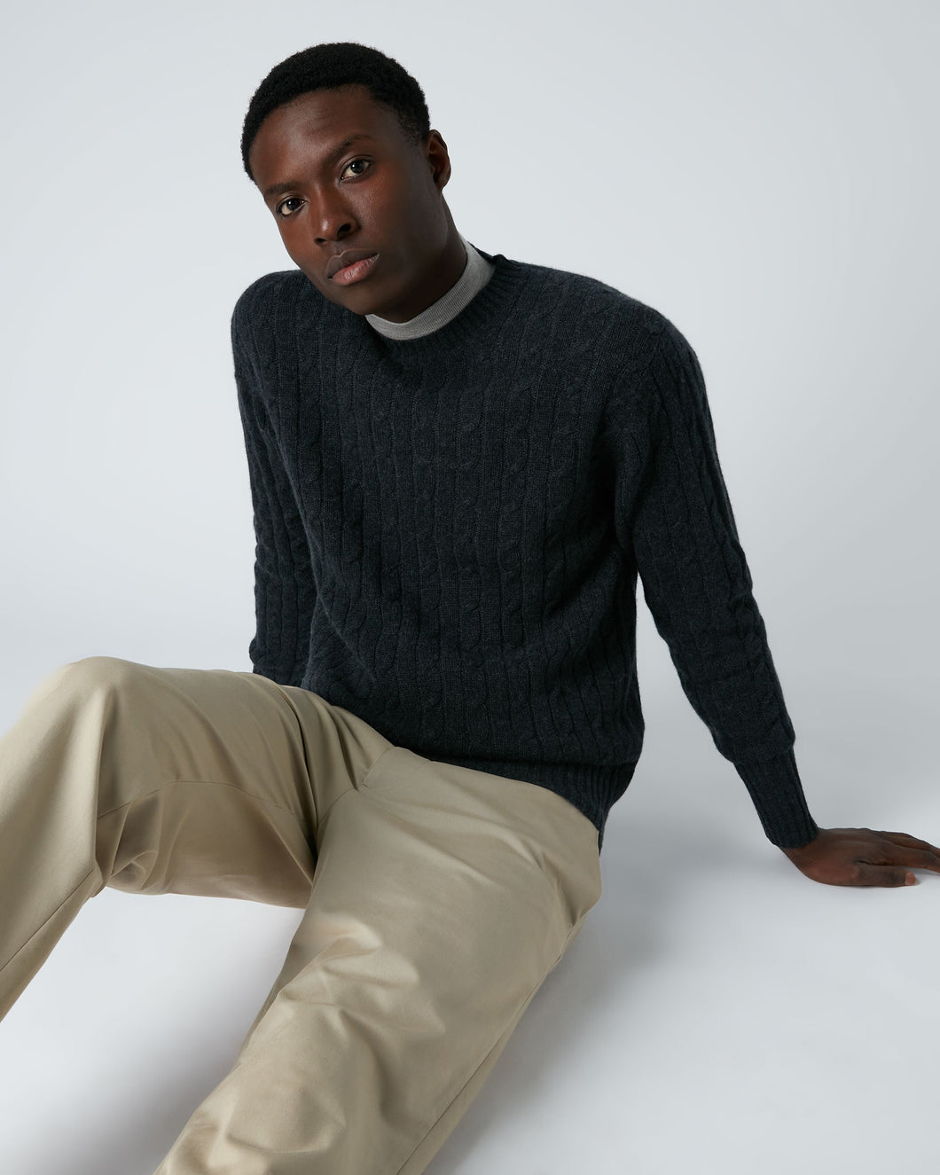 N.Peal Men's The Thames Cable Cashmere Jumper Dark Charcoal Grey