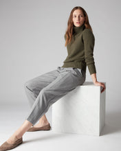 Load image into Gallery viewer, N.Peal Women&#39;s Chunky Roll Neck Cashmere Jumper Dark Olive Green
