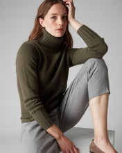 Load image into Gallery viewer, N.Peal Women&#39;s Chunky Roll Neck Cashmere Jumper Dark Olive Green
