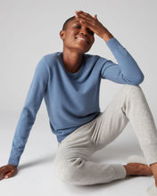 Load image into Gallery viewer, N.Peal Women&#39;s Round Neck Cashmere Jumper Alpine Blue
