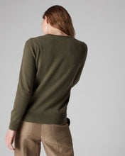 Load image into Gallery viewer, N.Peal Women&#39;s Round Neck Cashmere Jumper Dark Olive Green
