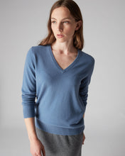 Load image into Gallery viewer, N.Peal Women&#39;s V Neck Cashmere Jumper Alpine Blue
