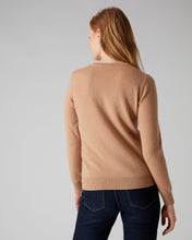 Load image into Gallery viewer, N.Peal Women&#39;s Round Neck Cashmere Jumper Camel Brown
