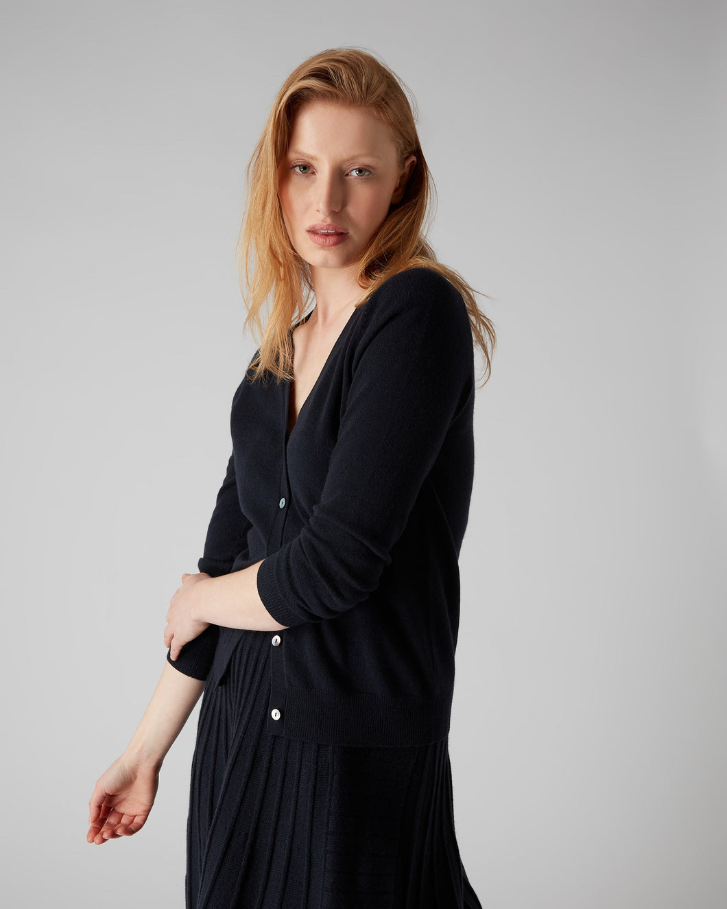 N.Peal Women's V Necked Cashmere Cardigan Navy Blue