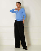 Load image into Gallery viewer, N.Peal Women&#39;s V Neck Cashmere Jumper Atlas Blue
